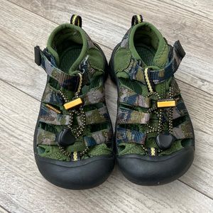 Keen kids sz 11 Velcro toggle camo sandal